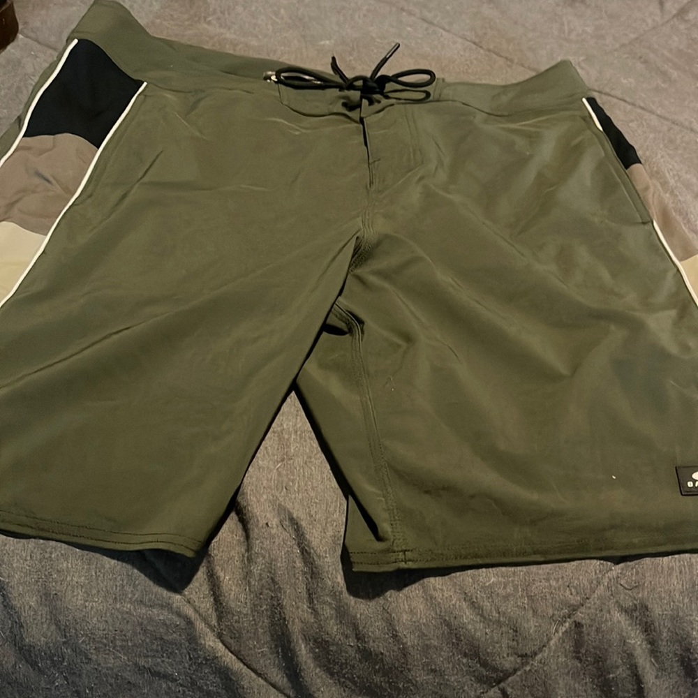 Mens. Oakley board shorts never been wore